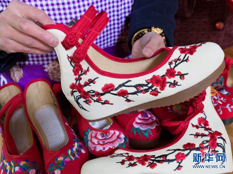수제 헝겊신을 만드는 사족(畲族) 장인이 새 신발을 검사하고 있다.