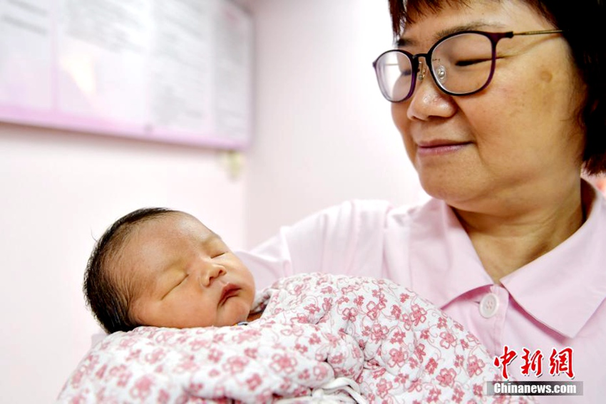 3월 16일, 중산(中山)대학 부속 제1병원에서 간호사가 ‘냉동 배아로 출산한 아기’를 안고 있다.