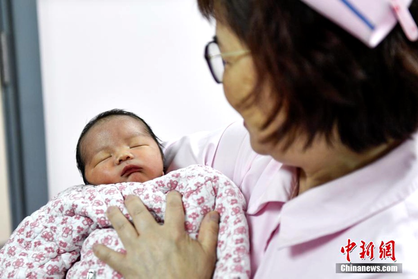 중국 광둥서 18년 전 냉동 배아로 남아 출산 성공