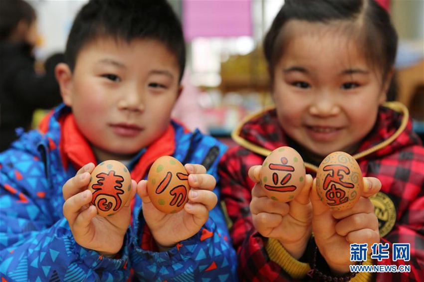 장쑤(江蘇, 강소)성 롄윈강(連雲港, 연운항)시 간위(贛榆) 실험 유치원의 어린이들이 계란에 그림을 그리고 있다.