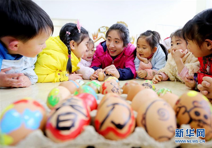 4번째 절기 춘분: 중국 각지 어린이들의 ‘계란 세운기’ 놀이