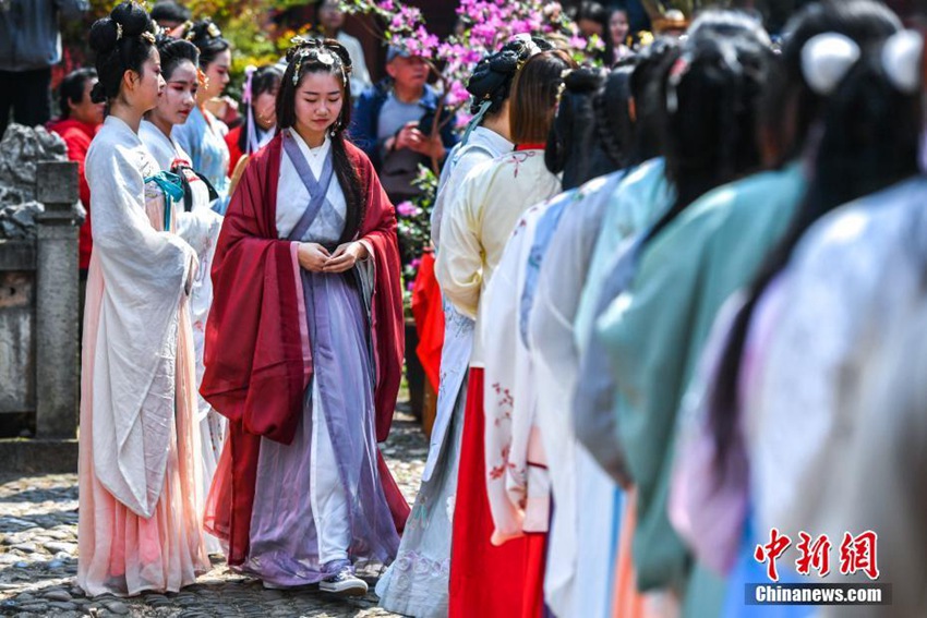 쿤밍의 선남선녀들, 한족 전통의상 차려입고 화신에 제례 올려