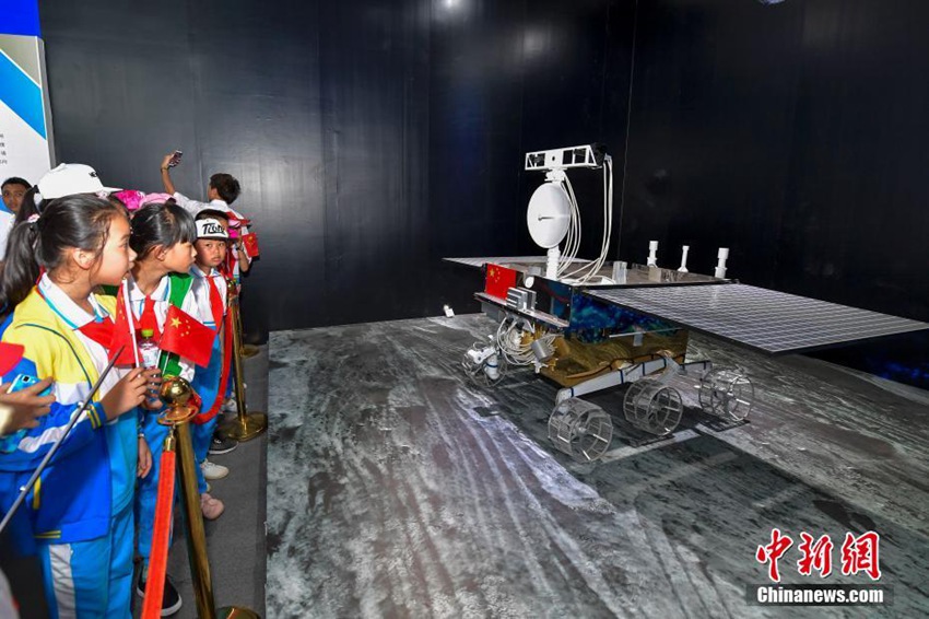 중국 하이난 원창서 대형 우주 테마전시회 개막, 우주선 로켓 다양한 물건 전시