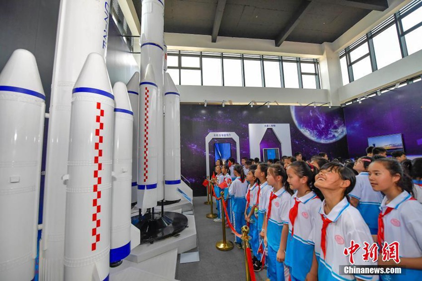중국 하이난 원창서 대형 우주 테마전시회 개막, 우주선 로켓 다양한 물건 전시
