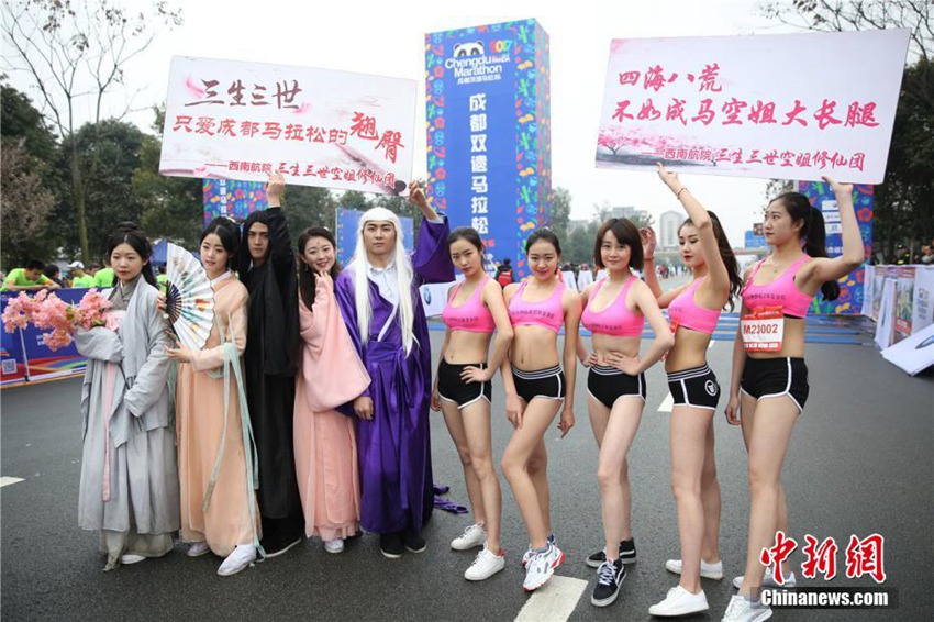 2017 청두 마라톤 대회, ‘선녀’로 분장한 스튜어디스들 인기 폭발!