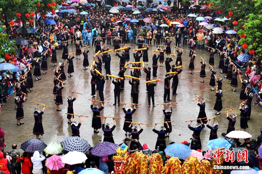 3월 16일 광시(廣西, 광서) 다신(大新)현, 사람들이 퉁첸우(銅錢舞, 동전무: 전통춤) 공연을 선보이는 모습