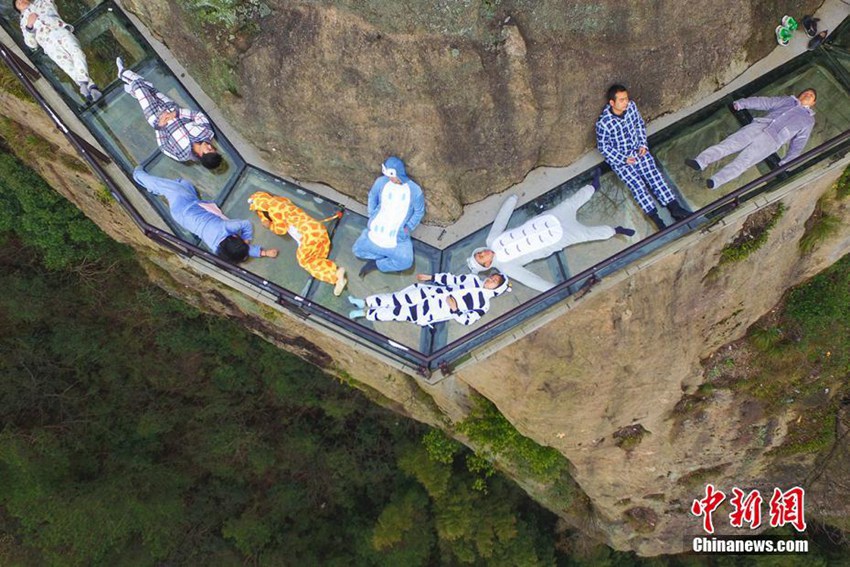 세계 수면의 날: 후난 관광객들 아찔한 절벽 유리 잔도서 낮잠!