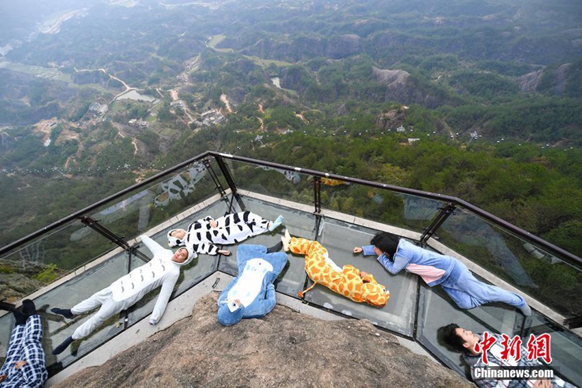 세계 수면의 날: 후난 관광객들 아찔한 절벽 유리 잔도서 낮잠!