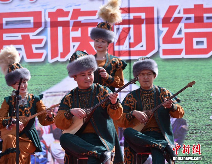 아커싸이(阿克塞) 카자흐족자치현에서 문예 공연을 통해 ‘나우러쯔제(納吾熱孜節)’를 기념하는 모습