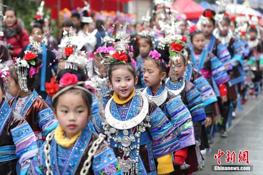 3월 21일 화려한 전통의상을 입은 동족(侗族)어린이들이  마을을 돌아다니는 모습