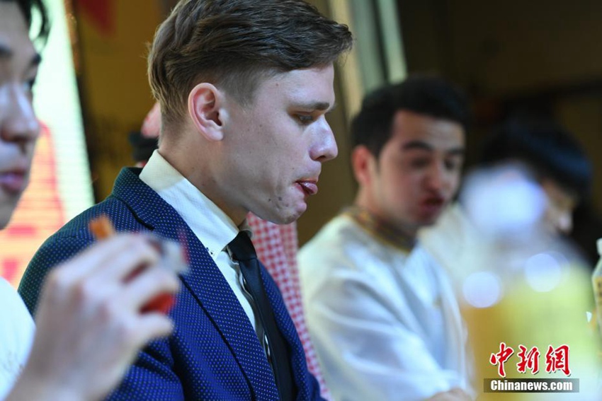 청두 6개국 청년들의 마라 먹기 대회, 英 참가자 ‘마라왕’ 등극