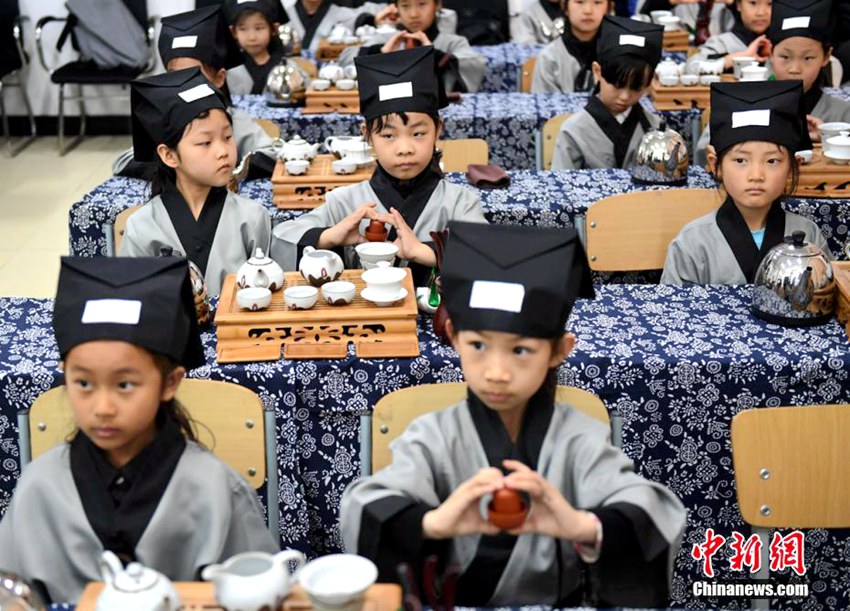 초등학생들의 다도 수업, 중국의 전통 ‘차문화’ 경험해