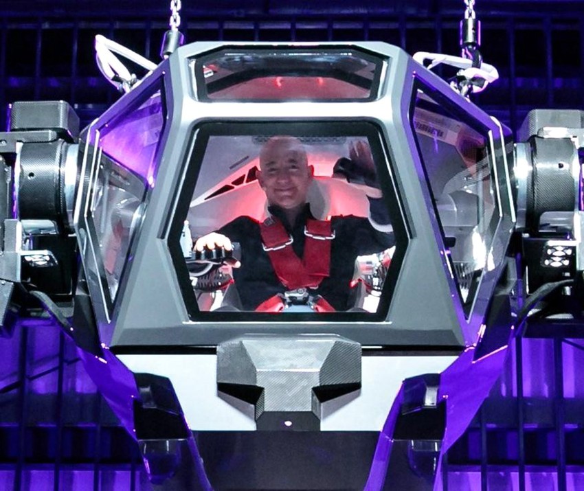 아마존 CEO가 직접 조종한 한국산 로봇 화제, 세계 최초의 탑승로봇!