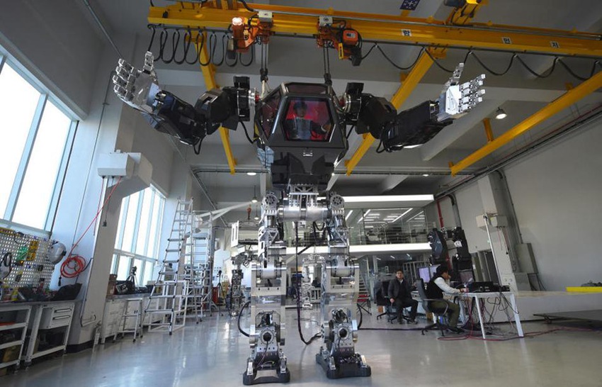 아마존 CEO가 직접 조종한 한국산 로봇 화제, 세계 최초의 탑승로봇!