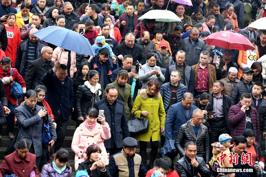중국 쓰촨, ‘다리밟기’ 민속제에 10만여 명 참여해 복 기원