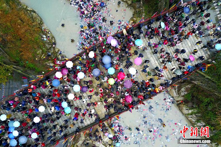 중국 쓰촨, ‘다리밟기’ 민속제에 10만여 명 참여해 복 기원