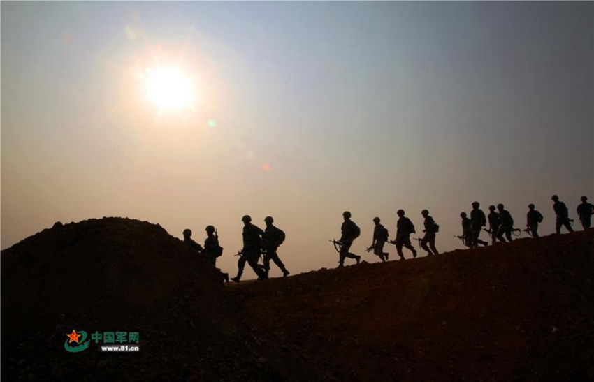 중국 공수부대 후베이 산간 지역서 전투력 평가 실시, 정예대원들의 모습
