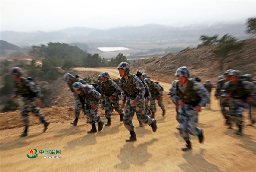 중국 공수부대 후베이 산간 지역서 전투력 평가 실시, 정예대원들의 모습