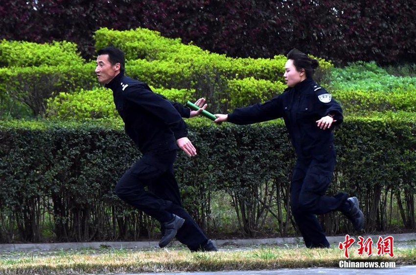 쓰촨 女 교도관들의 전투태세, 남성 경찰 못지않은 카리스마