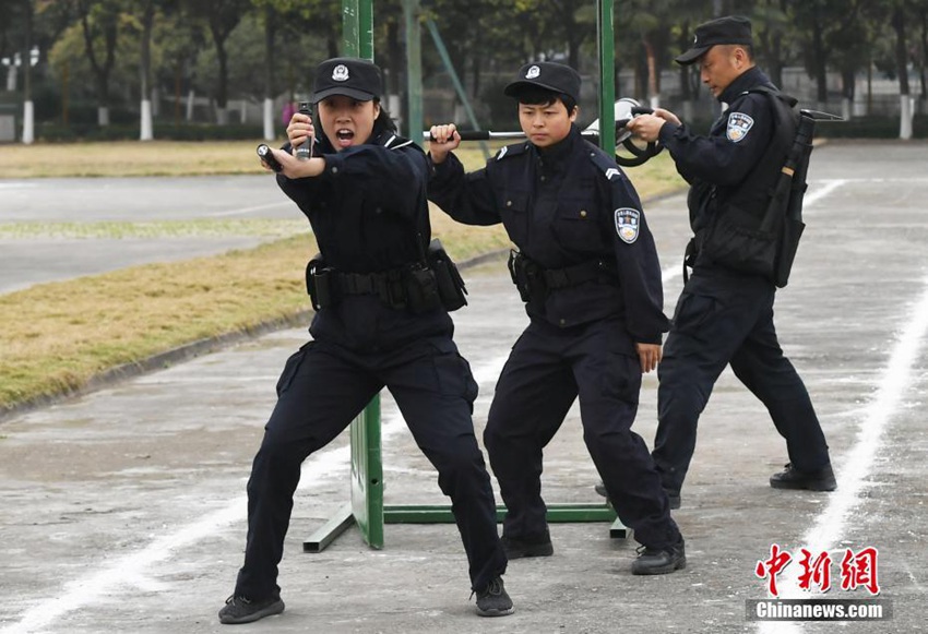 쓰촨 女 교도관들의 전투태세, 남성 경찰 못지않은 카리스마