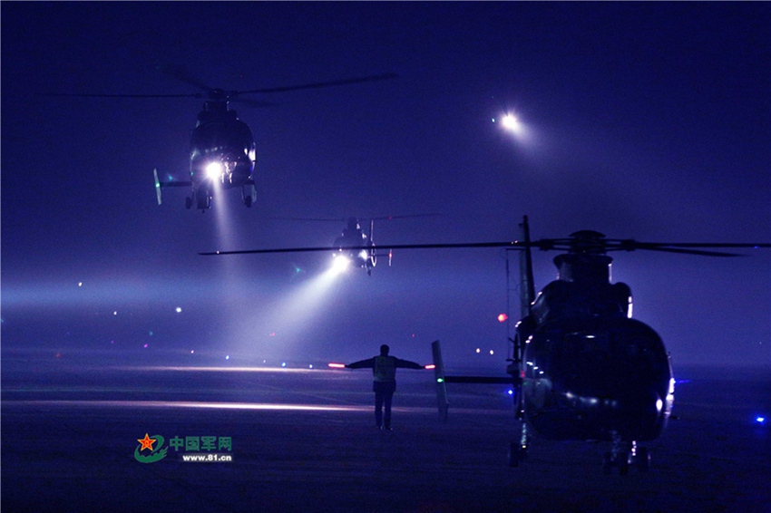 중국 공군 학교의 야간 비행 훈련, 헬리콥터 곡예비행