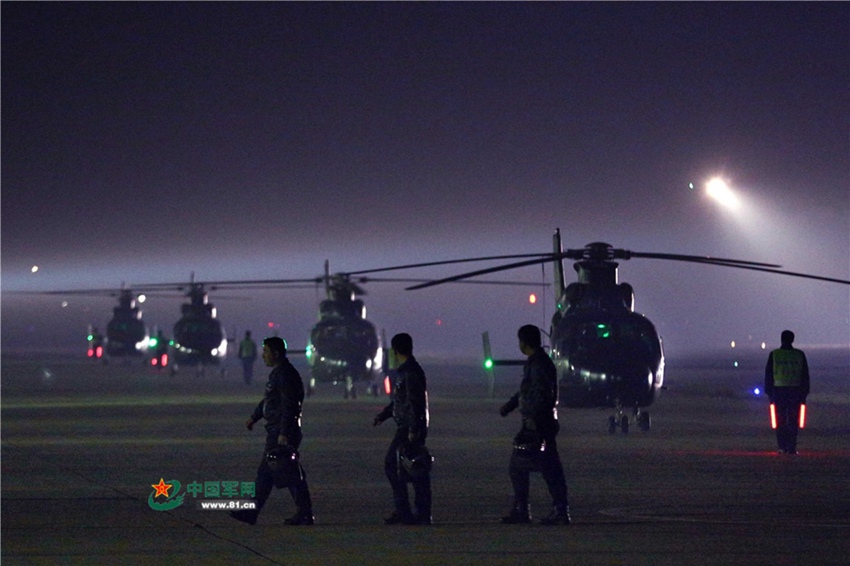 중국 공군 학교의 야간 비행 훈련, 헬리콥터 곡예비행