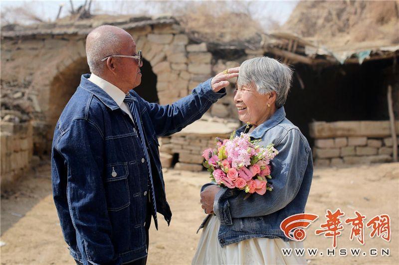 중국 산시 84세 노년 부부의 낭만 넘치는 웨딩사진