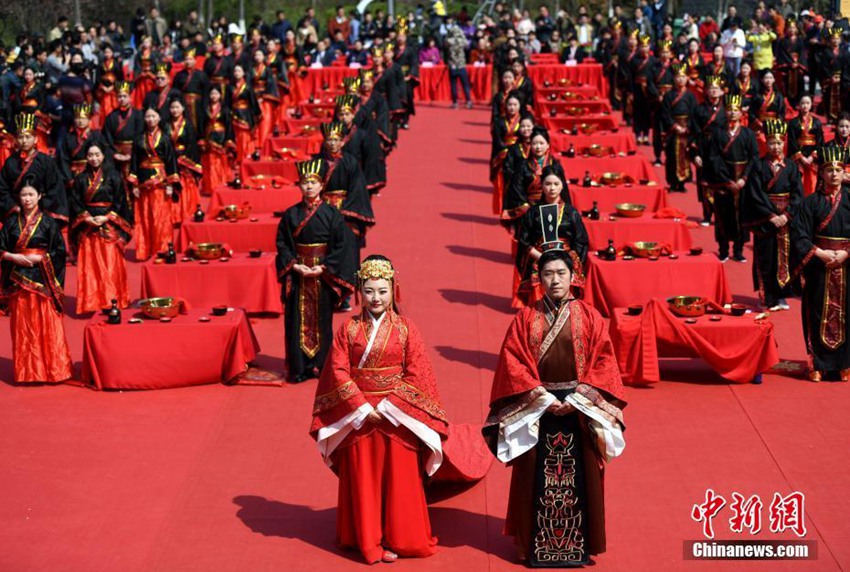 3월 26일, 한푸[漢服, 한족(漢族) 전통의상]를 입고 합동결혼식을 올리는 신혼부부들