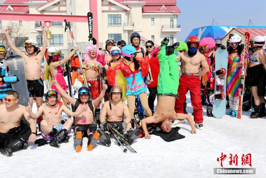 중국 야부리서 개최된 ‘알몸 축제’, 스키 애호가들의 비키니 쇼
