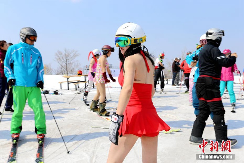 중국 야부리서 개최된 ‘알몸 축제’, 스키 애호가들의 비키니 쇼
