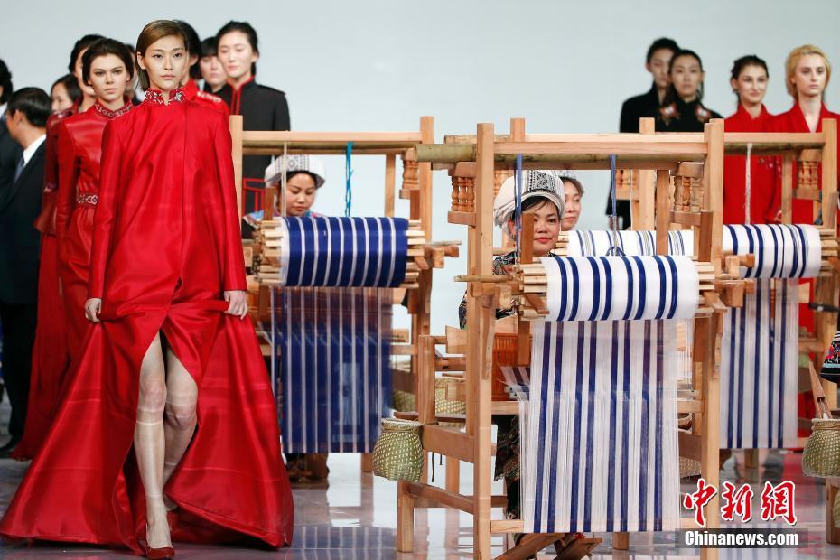 중국 국제 패션위크, 모델&방직기술자 함께 선보인 화려한 무대