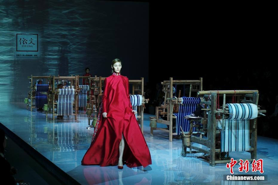 중국 국제 패션위크, 모델&방직기술자 함께 선보인 화려한 무대