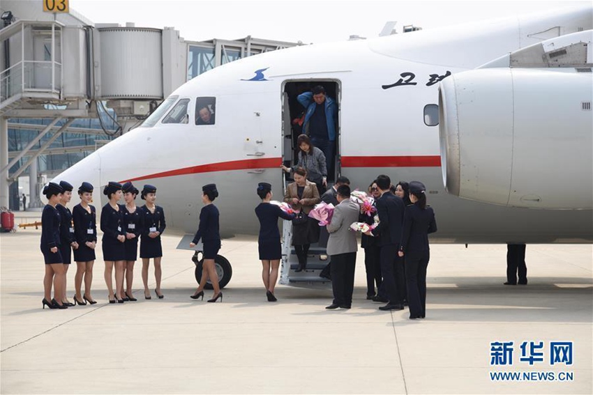3월 28일 조선 평양 순안국제공항, 공항 직원들이 비행기에서 내리는 승객들에게 꽃을 전달하는 모습