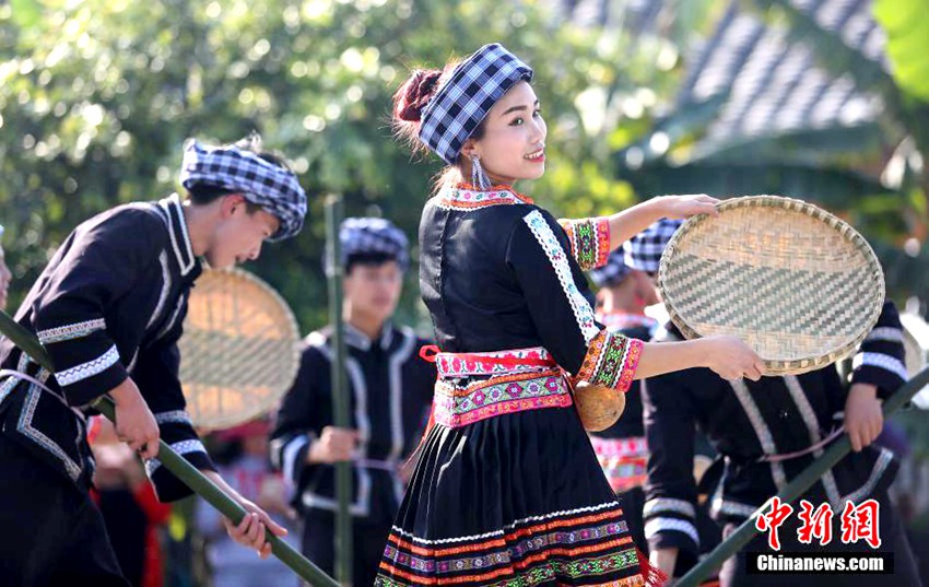3월 28일 전통의상을 입은 포의족(布依族) 사람들이 노래를 부르고 춤을 추며 ‘싼웨싼(三月三, 삼월삼)’을 기념하는 모습
