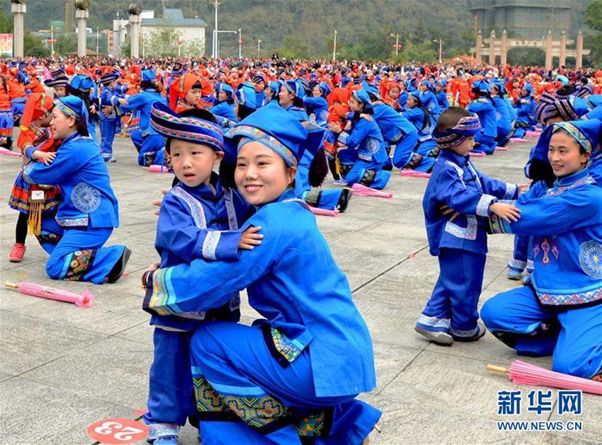 3월 27일 광시(廣西, 광서) 둥란(東蘭)현의 어린이들과 부모들이 민족 전통춤 공연을 선보이는 모습