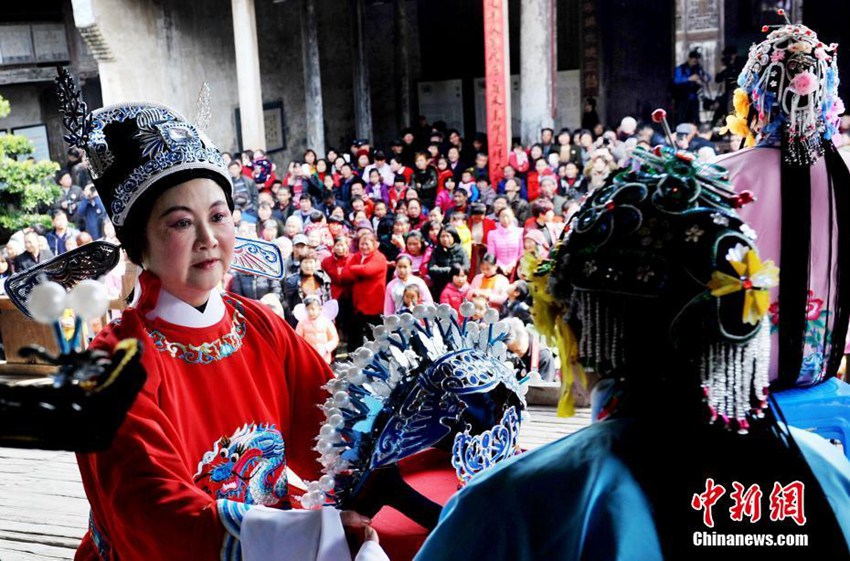 중국 장시 농촌 아주머니들의 전통극 공연