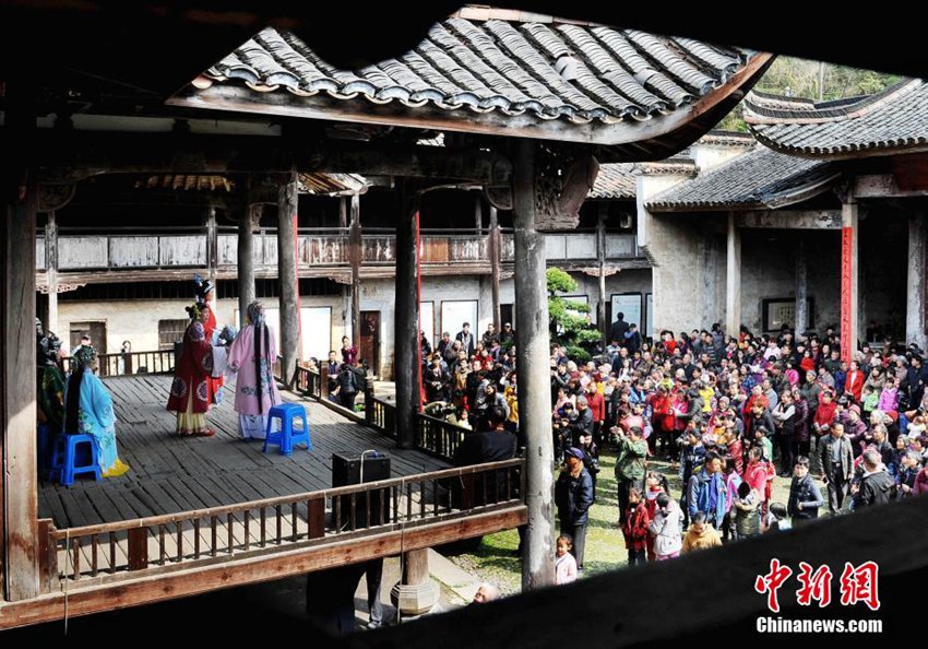 중국 장시 농촌 아주머니들의 전통극 공연
