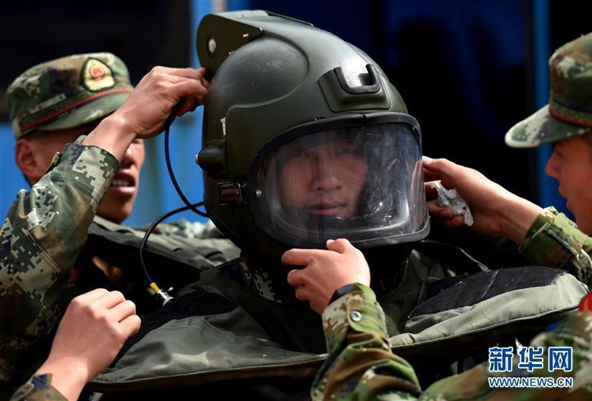 가장 위험한 직업! 중국 무장경찰 폭발물 처리반 대원들의 훈련 현장