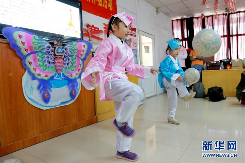 2명의 초등학생이 톈진(天津)사범대학교 ‘자금학당(子衿學堂)’ 행사에서 ‘축국(蹴鞠, 옛날 어린아이들이 가죽으로 만든 공을 차던 놀이)’을 체험하는 모습