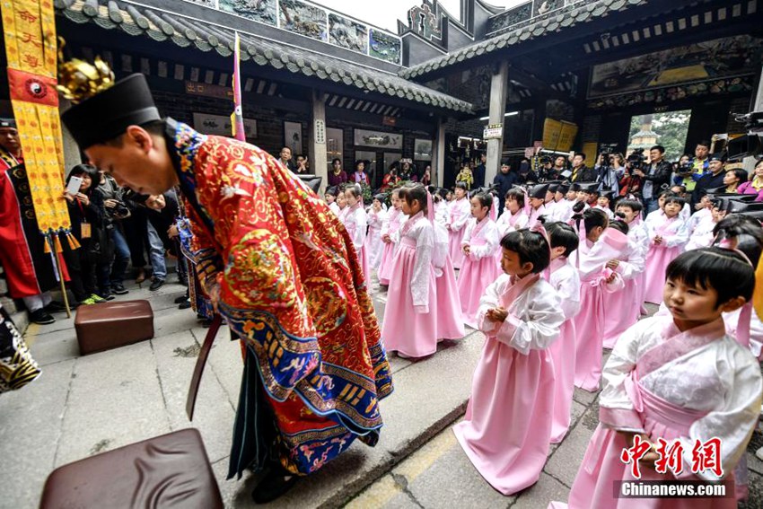 3월 29일, 60명의 한푸[漢服, 한족(漢族) 전통의상]를 입은 학생들이 광저우(廣州, 광주) 인위묘(仁威廟) 앞에서 개필례(開筆禮) 의식을 하는 모습