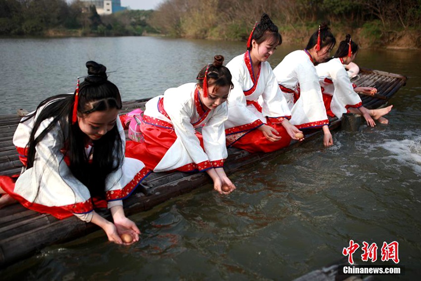장쑤 창저우, 한족 전통복 입은 미녀들이 펼치는 고대 풍습 ‘곡수유상’