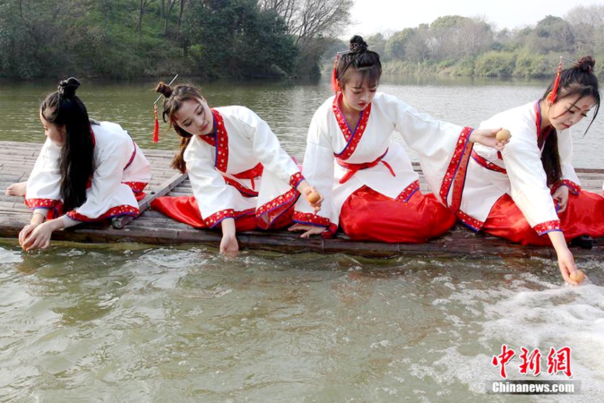 장쑤 창저우, 한족 전통복 입은 미녀들이 펼치는 고대 풍습 ‘곡수유상’