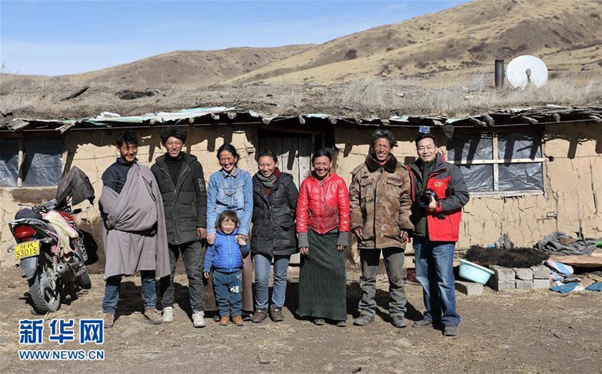 3월 1일 사진작가 왕치(王琦, 오른쪽 1번째)가 훙위안(紅原)현 아무(阿木)향 카커우쯔(卡口子)촌의 마즈(麻誌) 가족, 둔중(頓炯) 가족, 샹바(向巴) 가족들과 찍은 기념사진