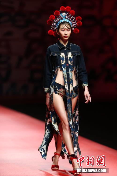 ‘세화 염색+데님 워싱’의 첫 만남, 중국 국제 패션위크의 패션쇼 현장!