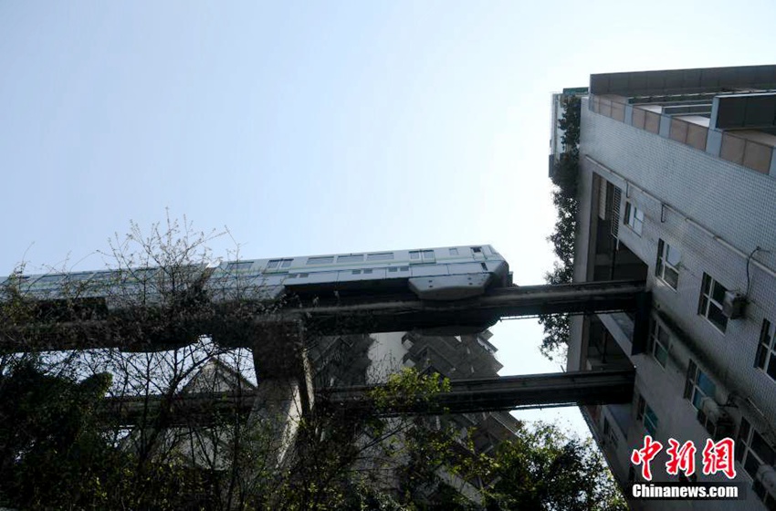 3월 31일 충칭(重慶, 중경) 경전철 2호선이 주택 사이에 위치한 리쯔바(李子壩) 역을 통과하는 모습