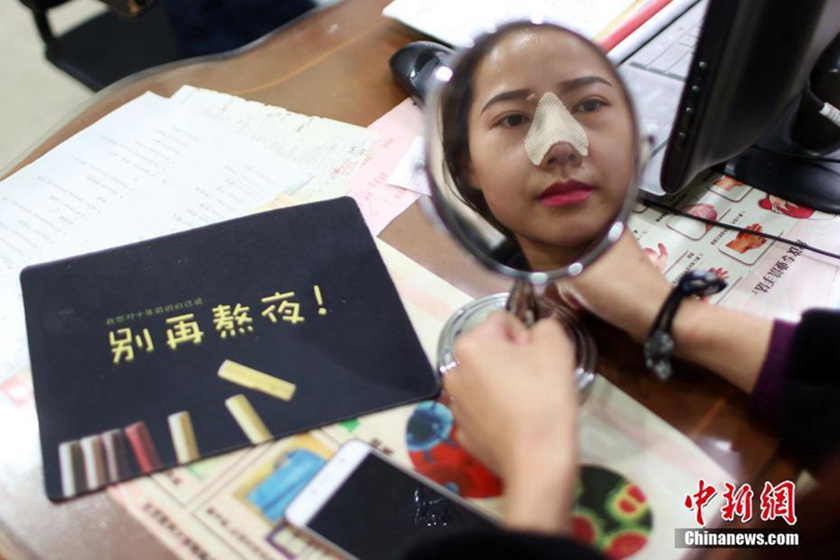 성형에 빠진 중국 미녀 모델, “예뻐지는 게 내 삶의 목표”