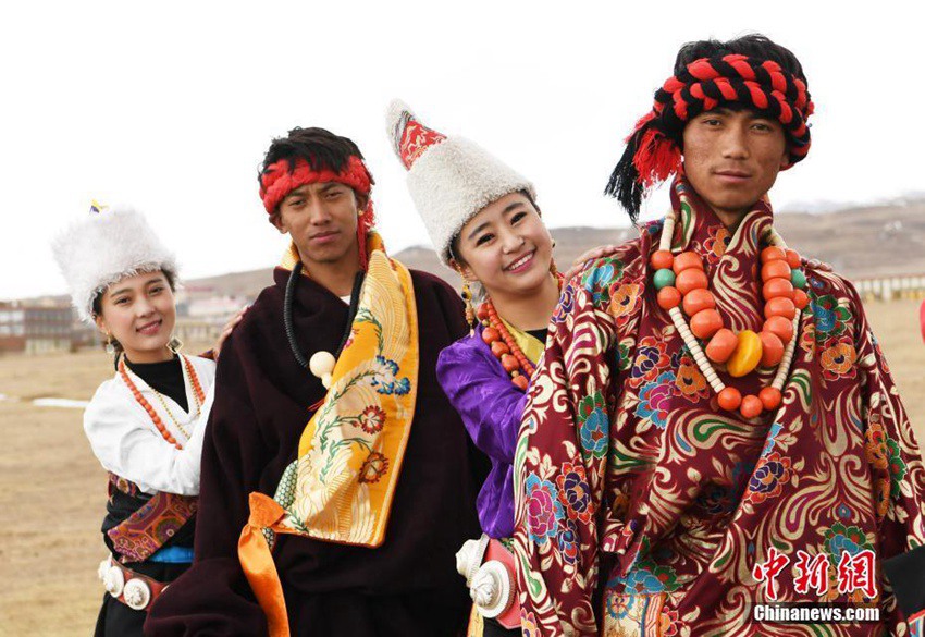3월 9일 한 기자가 쓰촨(四川, 사천), 간쑤(甘肅, 감숙), 칭하이(靑海, 청해)의 교차지점인 쓰촨 아바(阿壩)에서 현지의 다양한 장족(藏族) 전통의상과 장신구들을 촬영했다.