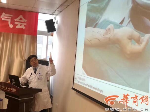 중국 의학의 기적! 환자 팔에 자라난 ‘귀’를 머리에 이식
