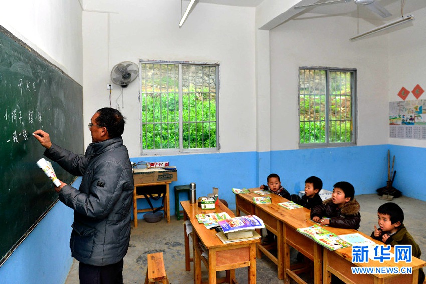 샤좡(下莊)촌 초등학교의 한 교실, 60세의 선(瀋) 선생님이 4명의 예비 초등반 아이들과 수업을 하는 모습