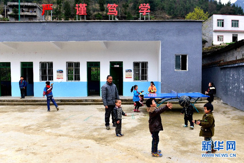 중국 충칭 산골짜기 ‘미니 초등학교’의 해맑은 아이들